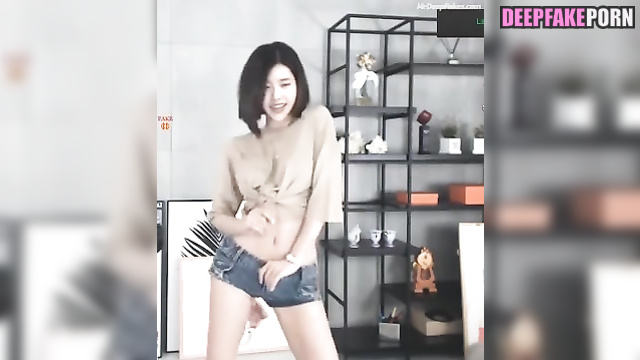 Kpop idol IU (Dancing) fake 아이유 얼굴 스왑