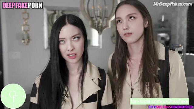 Hot lesbians Yeji and Yuna from ITZY group sex / 예지 유나