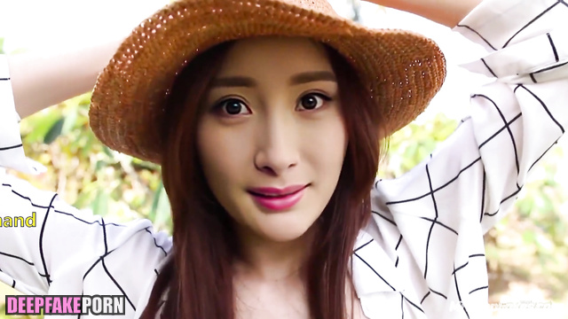 Yang Mi demonstrated hot body on vacation / 杨幂 深度伪造视频