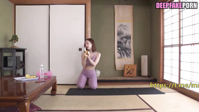 Hot korean babe Wan Qian sucking banana - 万茜 딥 페이크 포르노