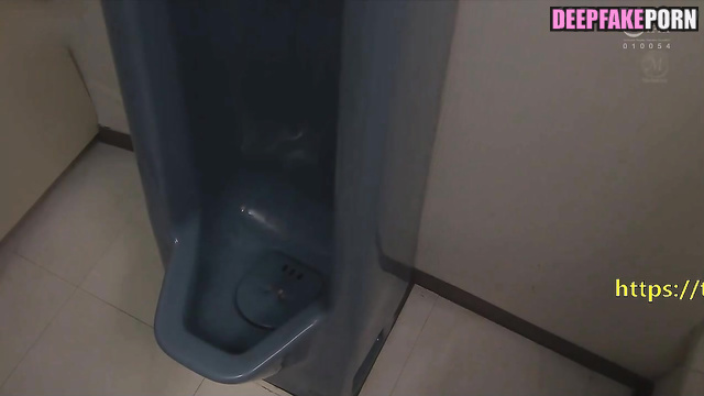 周也 Zhou Ye's adult video secretly recorded 成人 in office toilet