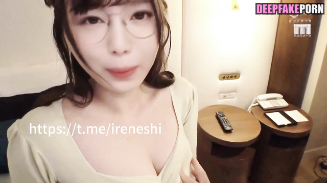 Fake Joanne_722 (丘涵 真假) adores when her boobs are touched so passionate
