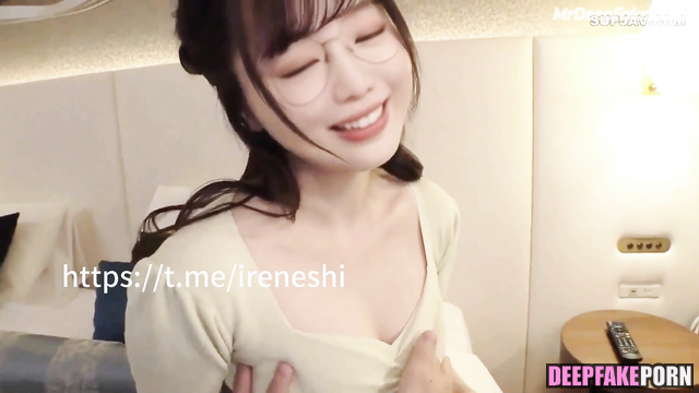 Fake Joanne_722 (丘涵 真假) adores when her boobs are touched so passionate