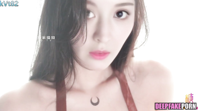 Man wants to touch her small wet pussy - Gulinazha ai (古力娜扎 性爱录像带)