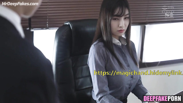 Victoria Song allowed a staff member to touch her breasts (宋茜 假应用程序)