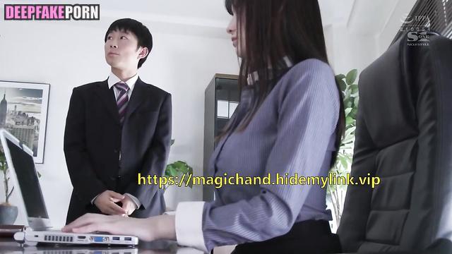 Victoria Song allowed a staff member to touch her breasts (宋茜 假应用程序)