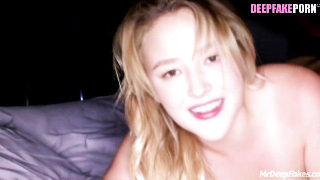 Star of ケー・ポップ K-pop MOMOLAND モモランド Nancy moans sweetly from this BBC