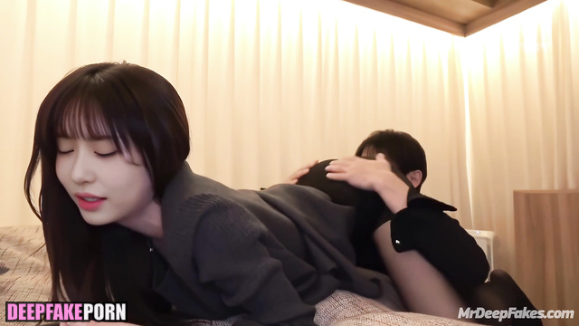 Brunette helping herself with a sex toy, ai Minju (アイズワン セックスシーン) fakeapp