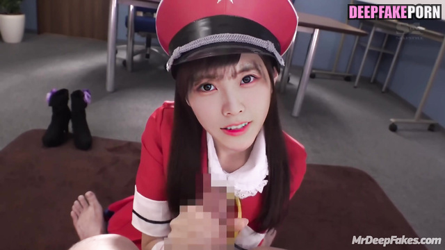 Babe in strict uniform making amazing handjob / fakeapp Liyuu (黎狱 真假)