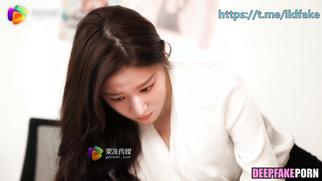 Slutty secretary Wang Churan flirting with potential colleague 王楚然 真假 ai