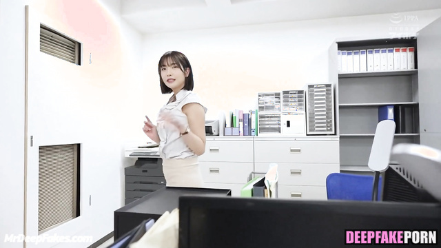 Fake GoMaLSooK (고말숙 진짜 가짜) spied on you in toilet and got excited