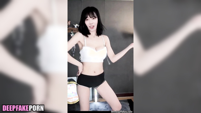 She dances very sexy for her boyfriend / Wu Yanglin face swap 吳泱潾 智能換臉
