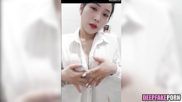 IU real fake showing her breasts and teasing in the bathroom (아이유 가슴 진짜 가짜)