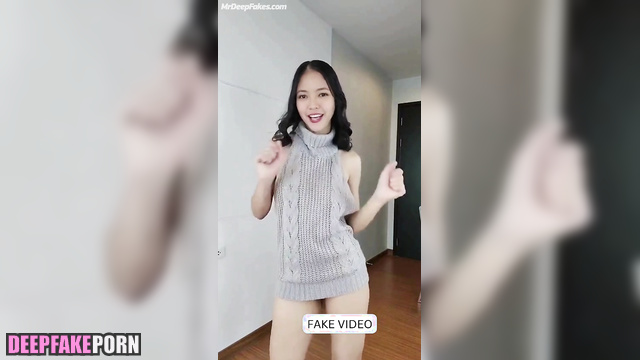 Lottie Bie internet celebrity / look at her naked surprise