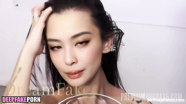 Tattooed chinese slut Yang Mi (杨幂 性爱场景) drinking sperm at bukkake party