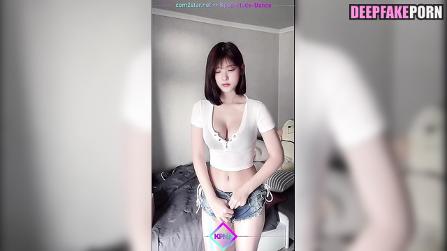 Haerin (ニュージーンズ 本物の偽物) wants you to spy on her changing clothes -A.I. [PREMIUM]