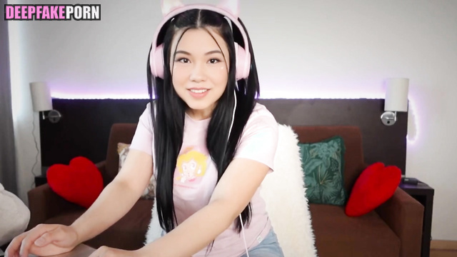 Internet celebrity Quarterjade showed her beautiful lingerie right during stream