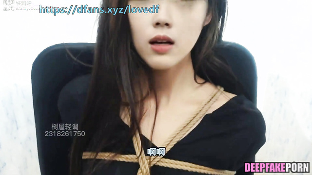 Couple playing with small and cute sex toy / Zhou Ye (周也 智能换脸) face swap