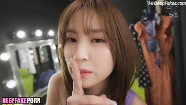 Ai Han So-hee (한소희 열정적 섹스) sucking cock her producer in the dressing room