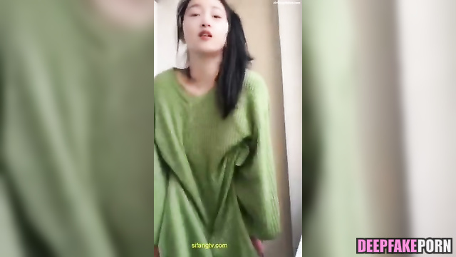 Zhou Dongyu teasing - nude video (周冬雨 누드)