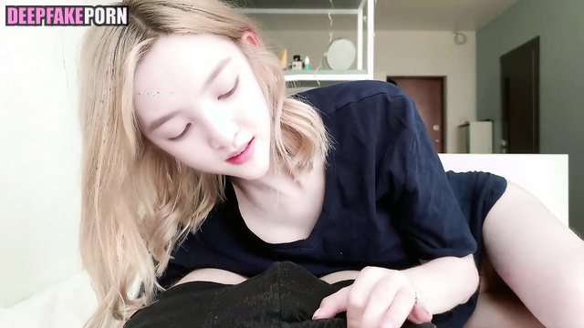 Insatiable blonde Zhang Ruonan/章若楠 can't get enough with cock fake celebrity 假名人色情片 porn [PREMIUM]